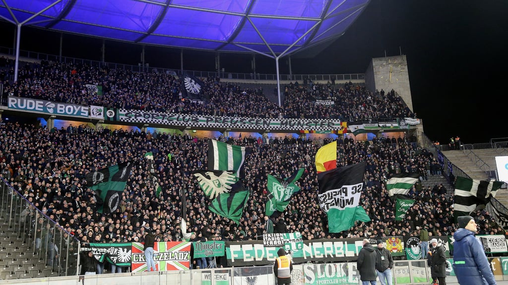 Im Auswärtsblock im Olympiastadion waren am Freitag auch einige Bochumer Fans dabei.