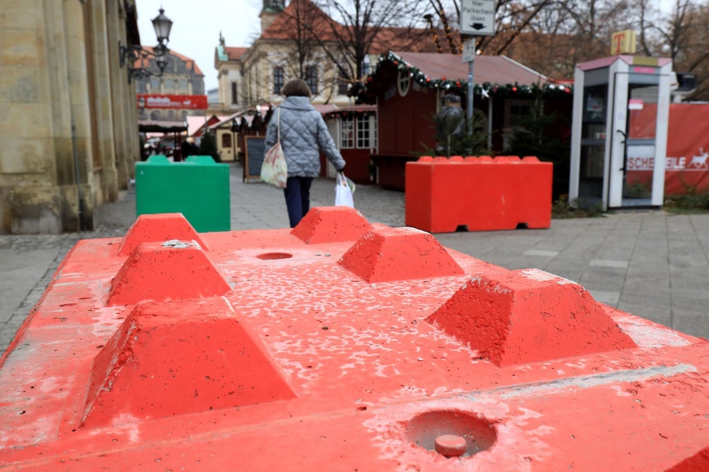 It is still unclear how the perpetrator was able to get to the Christmas market despite the concrete blocks. 