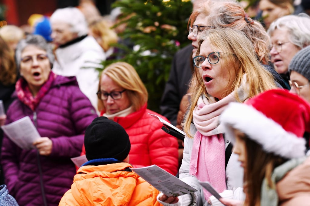 Fotostrecke Weihnachtssingen 2024 auf dem Höxteraner Marktplatz begeistert