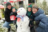 Max, Hanno, Oskar und Kirsten aus Paderborn haben am Sonntagmorgen in Paderborn den ersten Schneemann des Jahres gebaut.