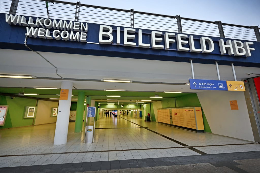 Polizei-sucht-mit-Fotos-brutale-Bahnhofsschl-ger