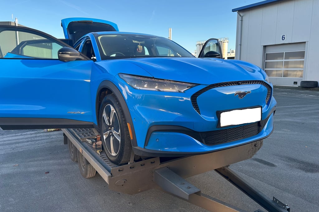 Zoll-beschlagnahmt-Ford-Mustang-auf-der-A-44-bei-Bad-W-nnenberg