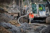 Die Bohrschnecken mit einem Durchmesser von 50 Zentimetern wühlen sich acht Meter tief in den Boden. Während sie dabei das Erdreich nach oben befördern, wird gleichzeitig  durch einen dicken Schlauch Beton in das Loch gepumpt.