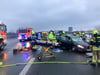 Der Fahrer dieses Autos verletzte sich bei dem Unfall schwer. Er musste unter Einsatz von Rettungsgeräten aus seinem Fahrzeug befreit werden.