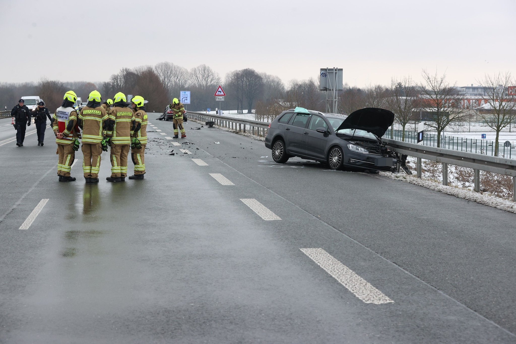 Paderborn: Schwerverletzter auf B1 mit Rettungsgeräten aus Fahrzeug befreit