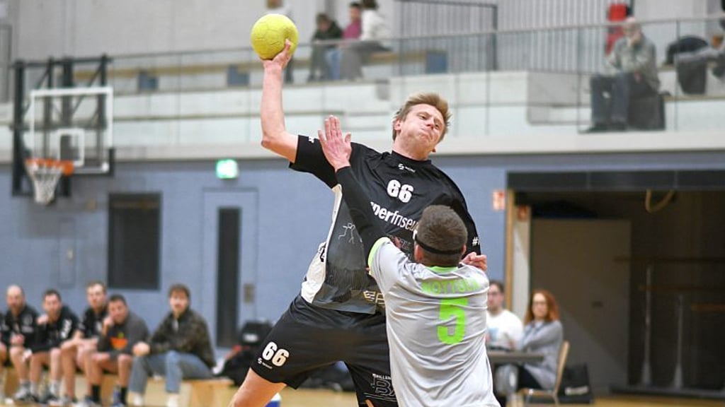 Havixbecks Maik Wiedemann (l.) kam an Christoph Bolle und GW Nottuln nicht vorbei und erlebte eine klare Derbypleite.