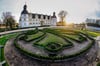 Nachdem der Buchsbaumzünsler und andere Widrigkeiten für viele kahle Stellen im Barockgarten in Schloß Neuhaus gesorgt hatten, startet die Stadt Paderborn nun einen neuen Versuch, die muschelförmigen Bodenornamente, die nach historischem Vorbild angelegt wurden, wieder in voller Pracht herzustellen.