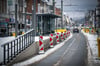 Zwei Hochbahnsteige sind schon fertig, der dritte nahe der Brackweder Kirche auch bald: Im Mai soll Normalität an der Brackweder Hauptstraße einziehen.