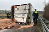 Unfall auf der A2 Richtung Dortmund: An der Anschlussstelle Rheda-Wiedenbrück ist am Donnerstagmittag (16. Januar) ein Lkw mit einer Schutzplanke kollidiert.