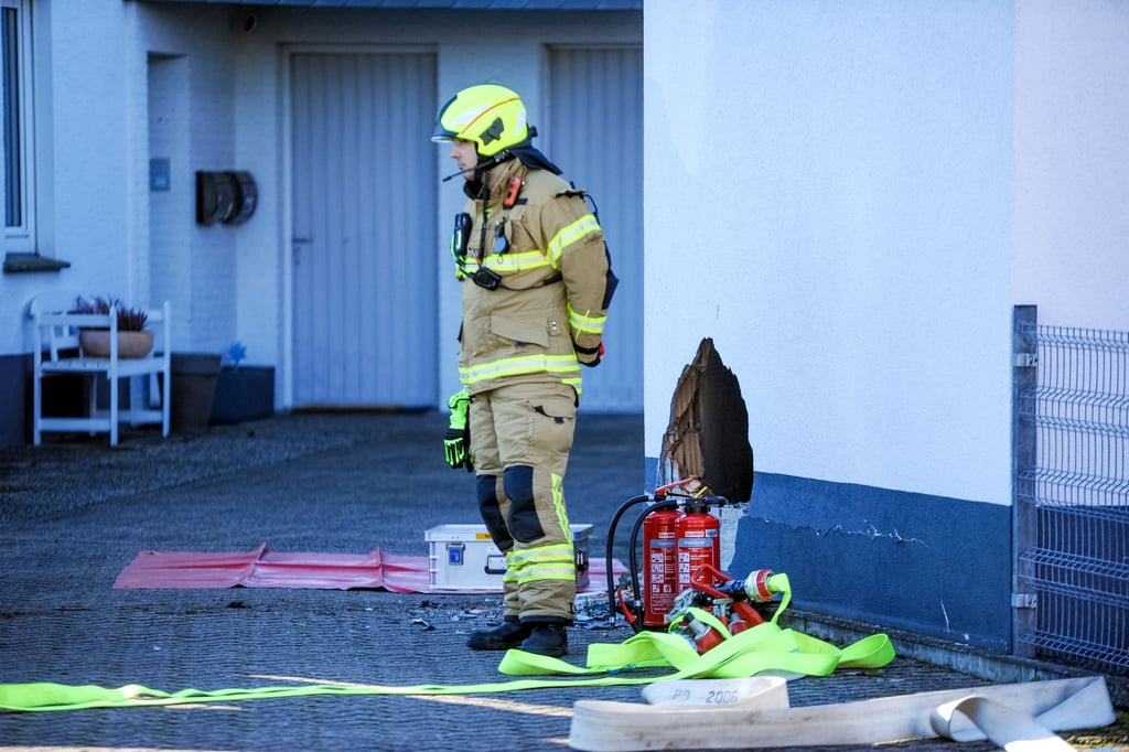 Unfall in PaderbornElsen Auto fährt durch und prallt gegen