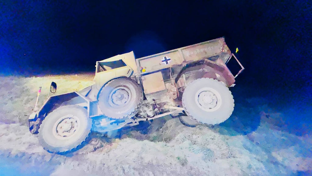Glätteunfälle Höxter: Militär-Oldtimer und Auto landen im Graben