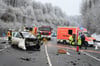 Bei einem schweren Unfall in Lichtenau auf der L817 sind zwei Menschen am Montagmorgen (20. Januar) schwer verletzt worden. Die Fahrerin des weißen Opel Meriva wurde im Fahrzeug eingeklemmt.