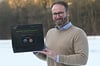 Christian Menke, der beim SC Lauenförde das Fußballspielen erlernt hat, präsentiert die fertige App auf dem Laptop. Mit "10secondgoal" sollen Nachwuchsfußballer in den Fokus von Profivereinen rücken können. Der SC Paderborn 07 und Eintracht Braunschweig sind die ersten Kooperationspartner des jungen Unternehmens.