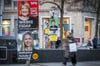 Eine Ansicht der Wahlplakate der Bundestags-Kandidaten Wiebke Esdar (SPD) und Katharina Kotulla (CDU) vor dem Alten Rathaus in Bielefeld.