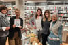 Der Umzug ist geschafft: Buchhändlerin Gina Just (Zweite von links) bei der Wiedereröffnung an der Hauptstraße 113 mit ihrem Team bestehend aus (von rechts) Ulla Loewner, Bianca Henke, Heike Kirchner und Elena Cousino (links).