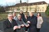 Schlüsselübergabe vor der alten Kommandatur (von links): Michael Dreier, Markus Tempelmann, Claudia Warnecke, Thomas Jürgenschellert (Stadtplanungsamt), Silvia Auffahrt (BImA), Jochen Altrogge (BImA) und Meike Kemper (Amt für Liegenschaften und Wohnungswesen).