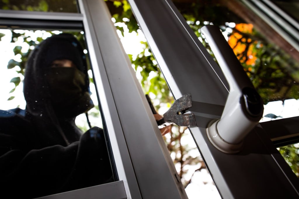 Einbrecher-bestiehlt-schlafende-Opfer
