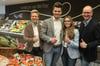 Fabienne Voss und ihr Lebenspartner David Ickler (Mitte) übernehmen zum 1. Februar 2025 den Edeka-Markt in Werther. Die bisherigen Eigentümer Silvia und Oliver Speicher freuen sich über die engagierten Nachfolger.