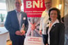 Der Haller Bürgermeister Thomas Tappe (links) gratulierte dem BNI-Netzwerk Team Halle zum 200. Treffen beim Neujahrsempfang. Chapterleiter Tobias Ringstmeyer und Britta Deuwerth, BNI-Exekutvdirektorin des Netzwerkes in der Region, stellten die besondere Empfehlungsarbeit vor.