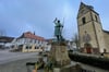 Das Kriegerdenkmal an der Kirche erinnert an die Toten der Kriege des 19. Jahrhunderts - wo und wie kann eine zeitgemäße Form des Nachdenkens über Frieden und Freiheit und des Gedenkens aller Opfer von Krieg und Terror auf dem Kirchplatz stattfinden?