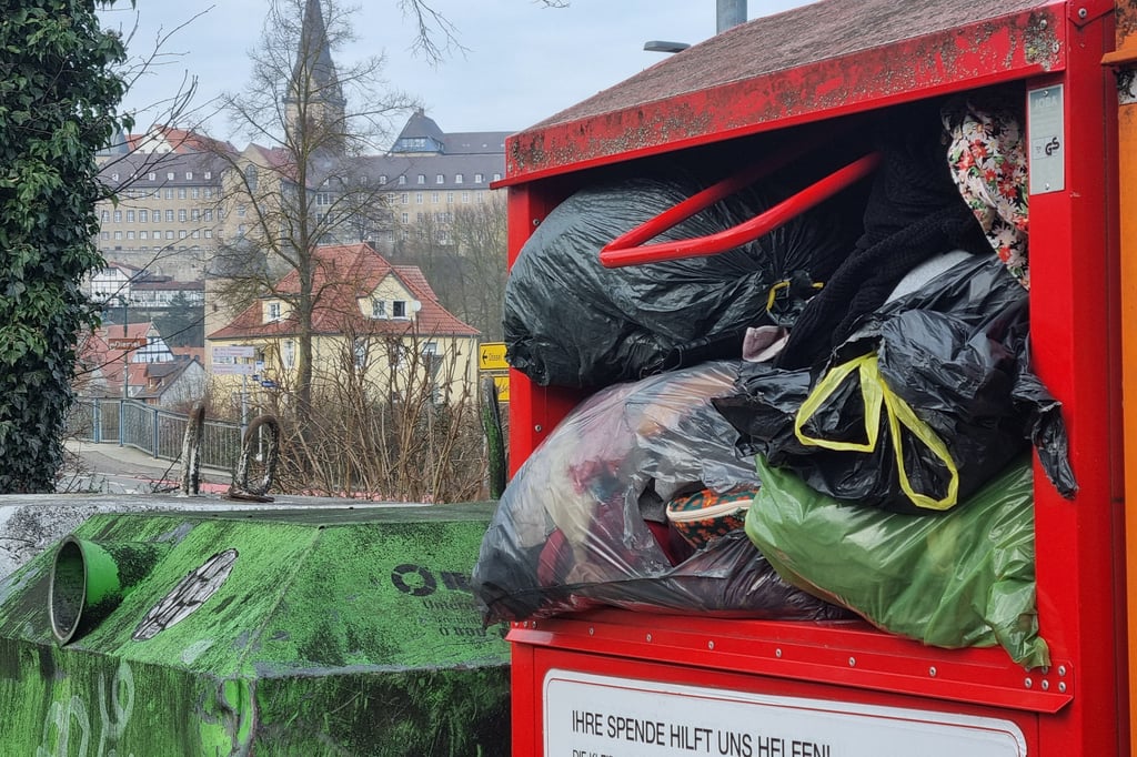 Standorte Altkleidercontainer In Der Nähe Altkreis Warburg: Überfüllte Altkleidercontainer bereiten Anbietern Sorgen