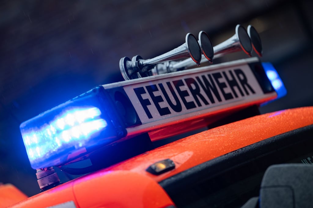 Feuerwehrkluft-Liebhaber-von-Polizei-erwischt