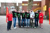 Turnierleiter Manfred Wasserka (l.) und Vorstandsvorsitzender Volkmar Brockhausen (r.) gratulierten dem Team „Die Biertaucher“ zum wiederholten Sieg des Wasservolleyballturniers (v. l.): Marcel Harke, Hendrik Scharlau, Sebastian Geske, Christian Rüscher, Thomas Fark und Markus Schlautmann feierten den 1. Platz stimmgewaltig und gebührend.
