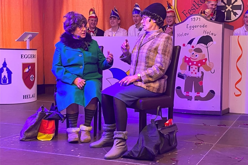 Maria Kauling (l.) und Hedwig Thüner sorgten mit ihrer plattdeutschen Bütt für viele Lacher im Publikum.