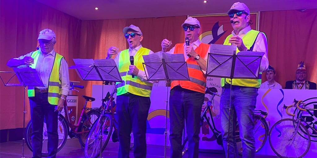 Die vier Fahrrad-Senatoren des Festkomitees Eggerode, (v.l.) Josef Gevers, Heinz Homann, Thomas Frye und Harald Hausmann, genehmigten sich nach ihrer gesanglichen Tour einen Kurzen.