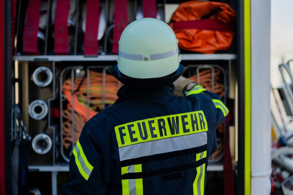 schuldach-in-flammen-gro-einsatz-f-r-thw-und-feuerwehr