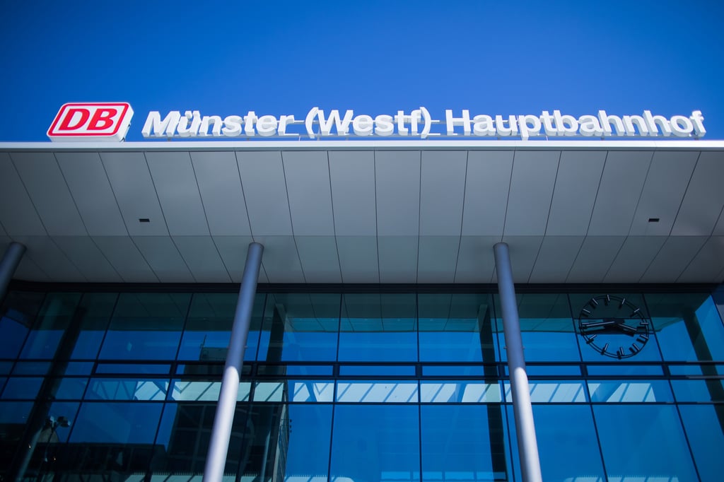 Geschubst und getreten: 22-Jähriger greift Zugbegleiterin an