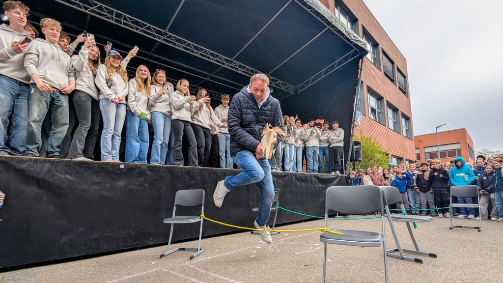Los ging es mit „Hobby Horsing“: Lehrer und Schüler mussten sich mit einem Steckenpferd im Hindernis-Parcours beweisen. Anschließend waren die Musiklehrer in einem Rap-Battle gefragt.
