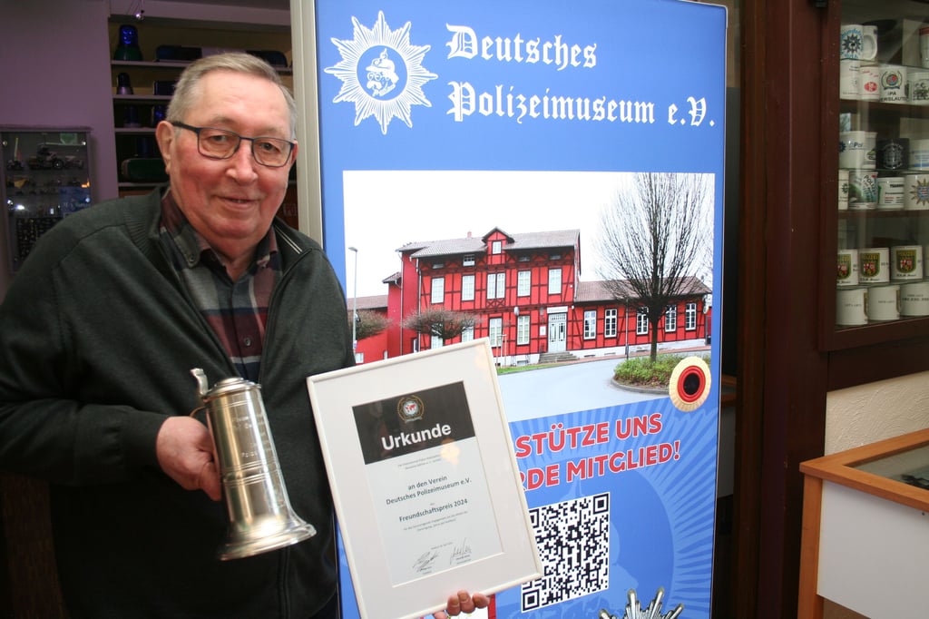 Vater des Salzkottener Polizeimuseums nimmt seinen Tschako