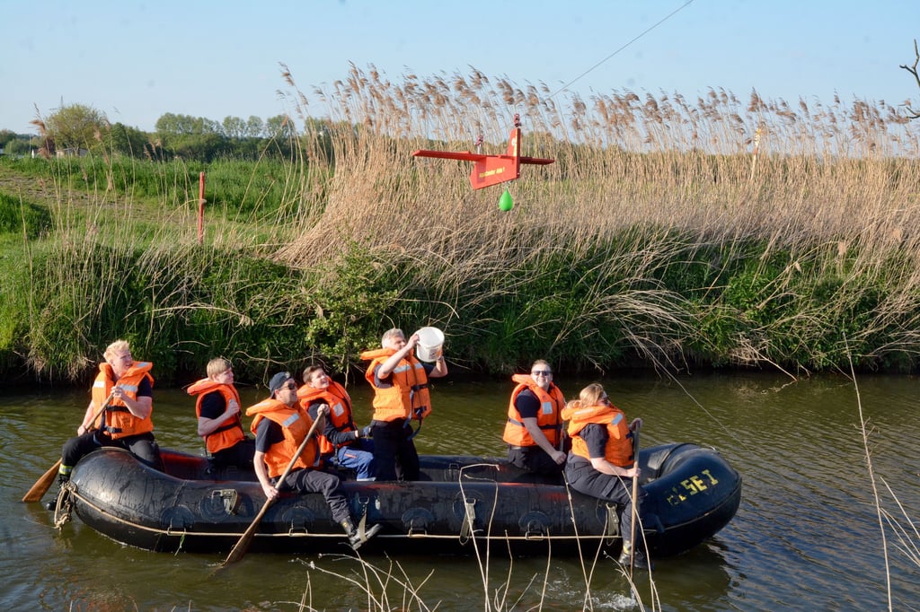 Beim Schlauchbootwettbewerb zählt nicht nur das Tempo