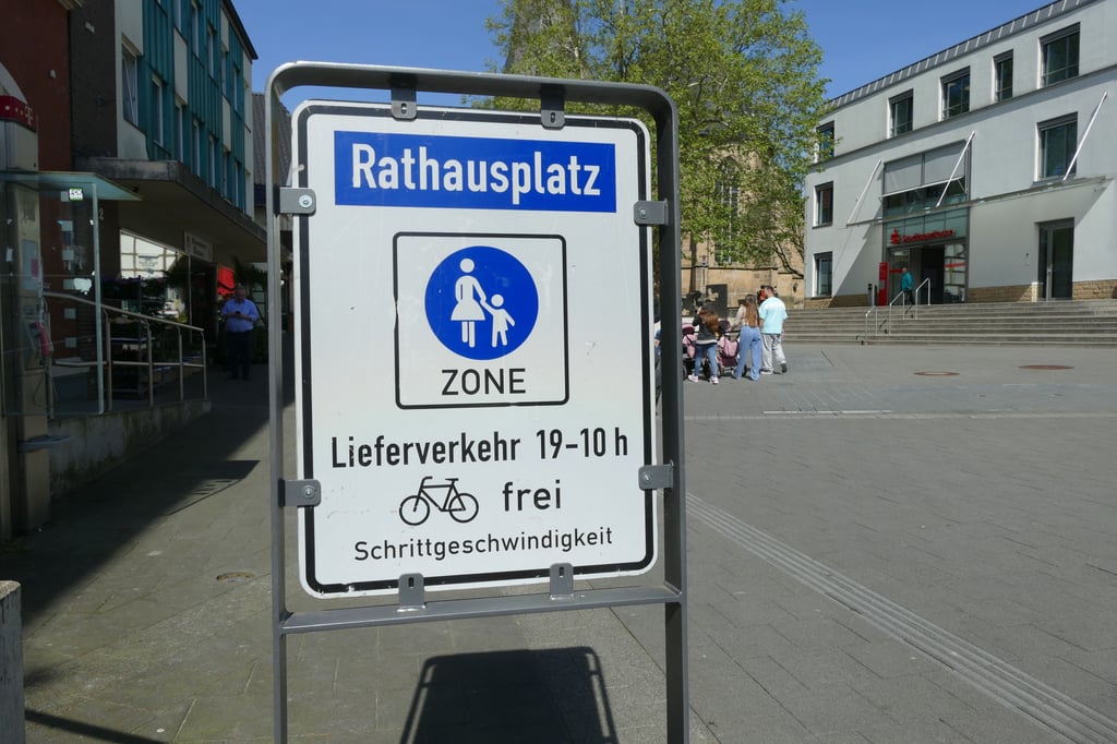 Radler fährt in Fußgängerzone 83-Jährigen an