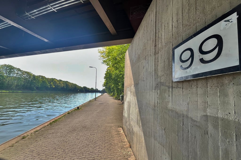 Minden: Schiff treibt führerlos auf dem Mittellandkanal