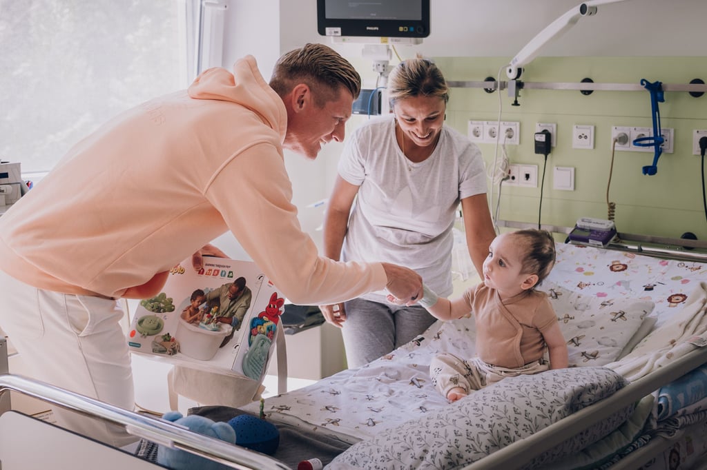 Toni Kroos besucht schwerkranke Kinder in Münster