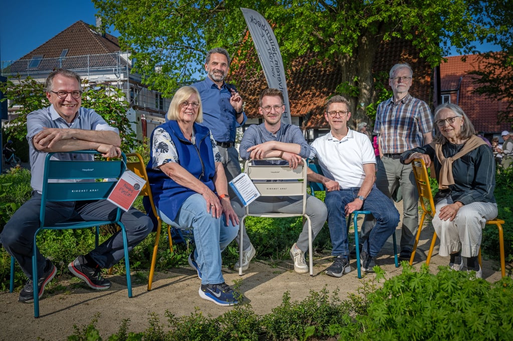 Kirche macht Platz: mit 200 bunten Stühlen