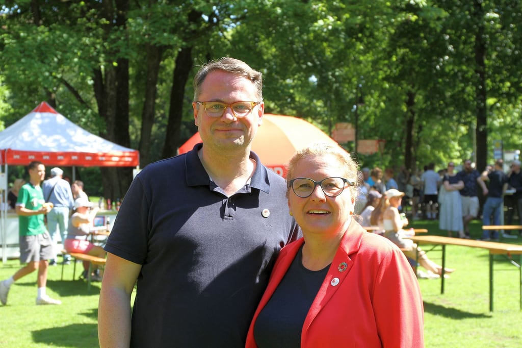 Schulze und Brinktrine diskutieren mit Bürgern