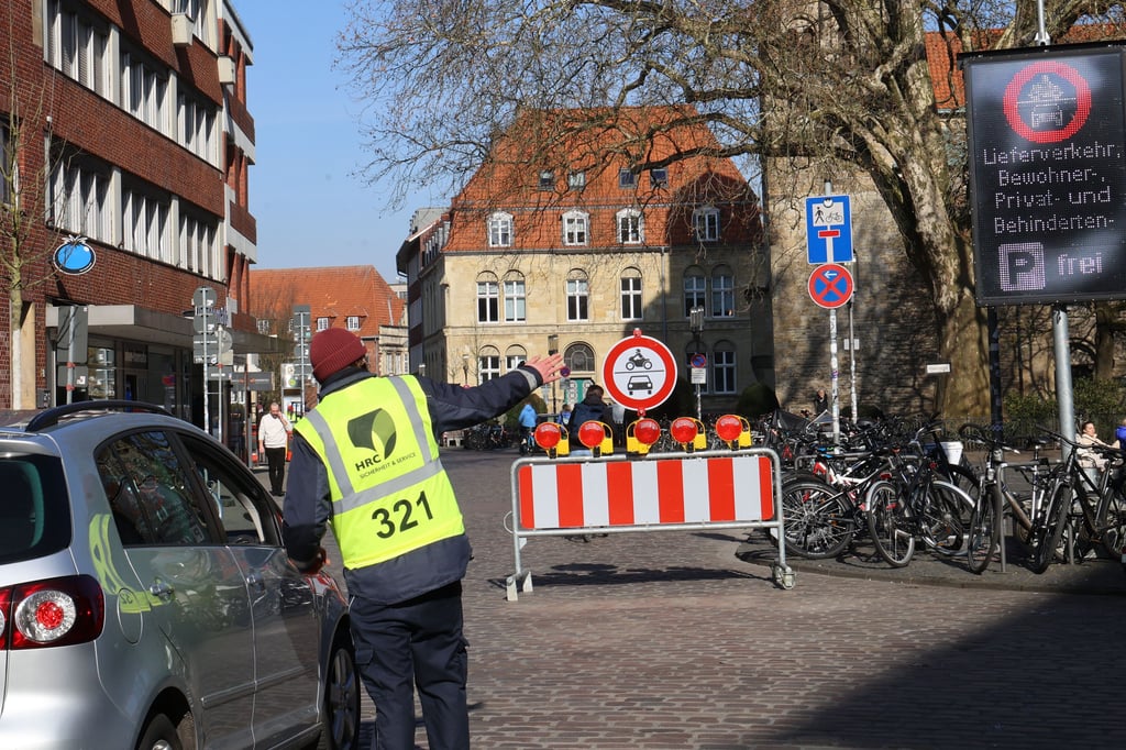 K-nigsstra-e-Stra-ensperre-bei-vollem-Parkhaus-gilt-jetzt-dauerhaft