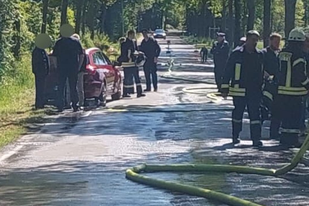 Mann fährt in Feuerwehrübung