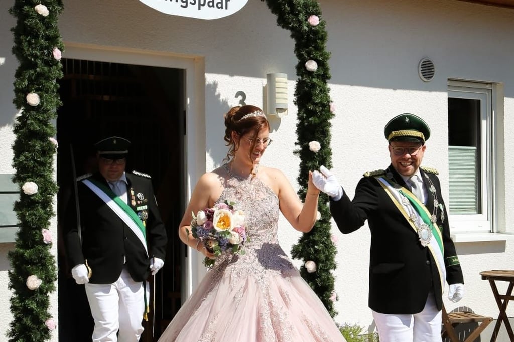 Daniel Gliese und Sina Trilling strahlen als Königspaar in Weiberg