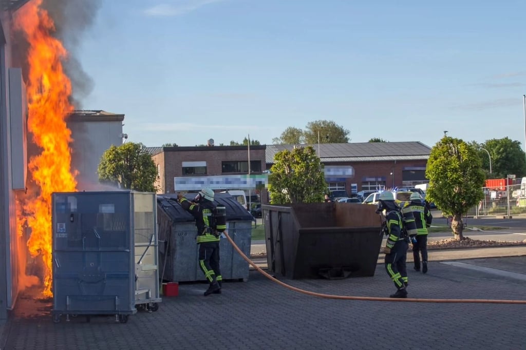 Feuerwehr Lübbecke rettet Lagerhalle vor Flammen