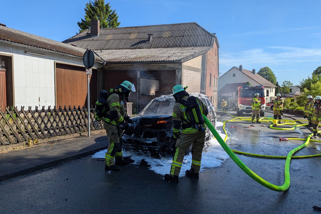Auto-brennt-pl-tzlich-w-hrend-der-Fahrt-Einsatz-in-Altenbeken