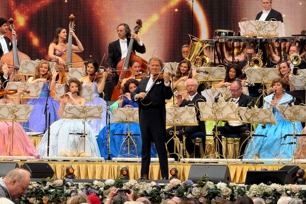 André Rieu begeistert in Halle mit Klangpracht und emotionaler Wucht