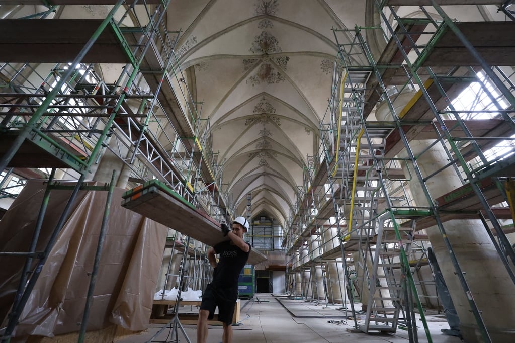 Apostelkirche: Beim Gerüstaufbau gibt es einen unverhofften Geldsegen