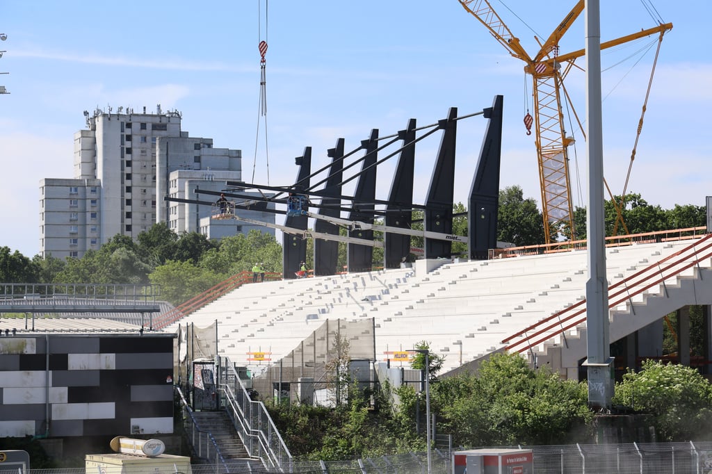 Das Dach der neuen Westtribüne wächst jeden Tag