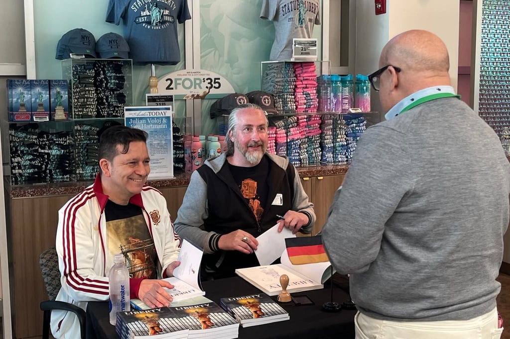 Julian Voloj und Jörg Hartmann: Signierstunde am Fuß der Freiheitsstatue - ein transatlantischer Comic