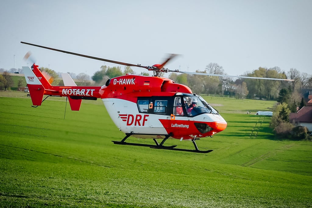 Mann stürzt in Delbrück-Westenholz acht Meter tief vom Dach