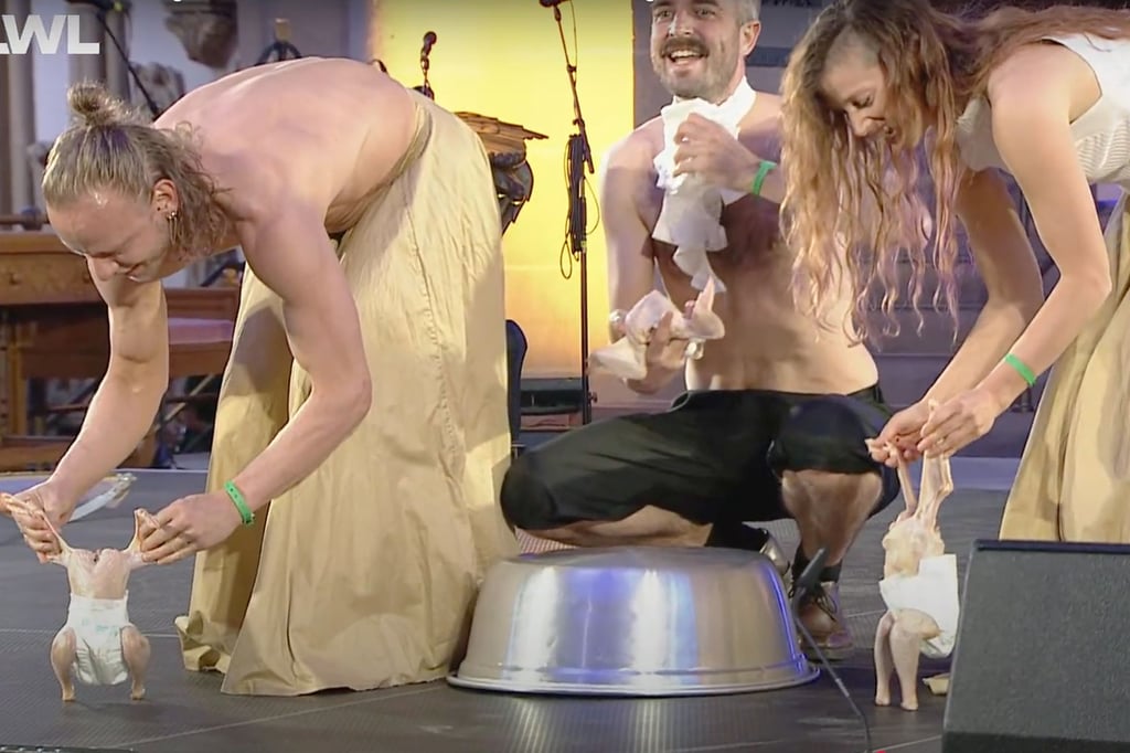 Ensemble überrascht den LWL mit Windelhühnern